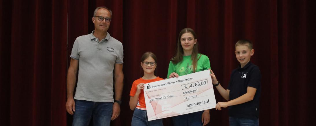 Martin Stumpf von "Vier Steine für Afrika" freute sich über den Spendenscheck in Höhe von 4763 Euro, den Jeanne Reimlinger, Johanna Frieß und Benedikt Kühnle von der UNESCO-AG überreichten.