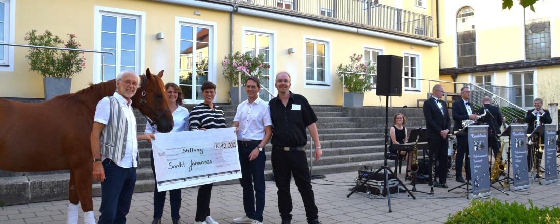 Im Foto (Stefanie Ibele) v.l.n.r.: Alois Widmann (Vorsitzender des Fördervereins Sankt Johannes e.v.), One Day (neues Therapiepferd) Christina Radler und Barbara Gaudera (Zentrum für tiergestützte Therapie des Johannes Hofs), Robert Freiberger (Geschäftsführer der Stiftung Sankt Johannes), Thomas Striebel (Mitglied im Werkstattrat der Stiftung Sankt Johannes), Mitglieder des Salon- & Jazzorchesters Cassablanka