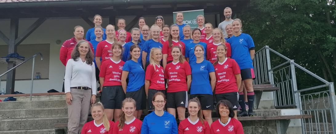 Die Spielerinnen der Spielgemeinschaft Wechingen/Alerheim mit ihrem Trainerteam Gudrun Stähle (vorletzte Reihe links), Simone Dürrwanger (vorletzte Reihe rechts) und dem Referenten Christian Klein (hintere Reihe rechts).