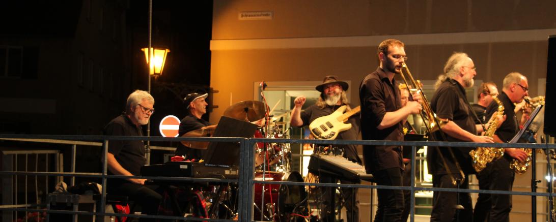 Beste Stimmung verbreiten die Musikanten der Stadtjazzerey. Für viele Besucher ist das Konzert vor der Alten Schranne ein Höhepunkt im Veranstaltungskalender der Stadt.