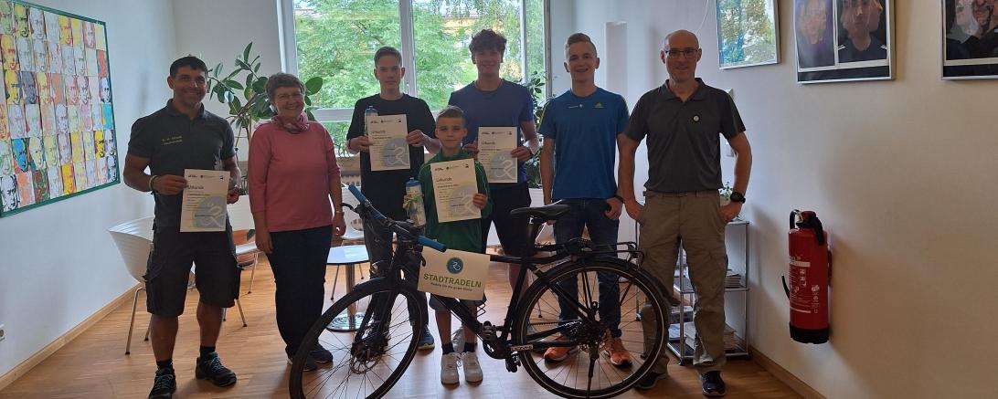 Auf dem Bild von links nach rechts: Karl-Heinz Strauß, Schulleiterin Dr. Renate Rachidi, Zakhar Salov, Joshua Maier, Moritz Geipel, Janosch Papp, Marcus Aunkofer