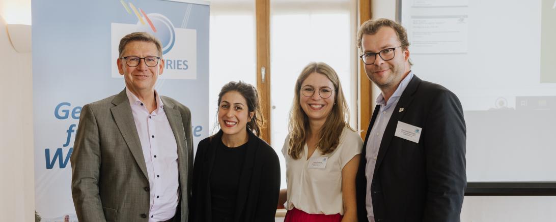 Landrat Stefan Rößle mit Deutschlands erster Herzlichkeitsbeauftragten, Mahsa Amoudadashi, Projektleitung Laura Turbany und Geschäftsführer Klemens Heininger.
