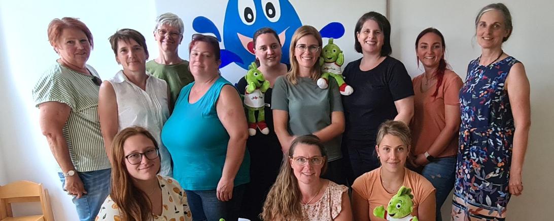 Das Erzieherinnen-Team der Kath. Kneipp Kindertagesstätte St. Marien (mit Leiterin Elke Stroot, hintere Reihe 3. von rechts) wurde von der AOK-Gesundheitsfachkraft Cornelia Zink (hintere Reihe rechts) zum Kita-Programm JolinchenKids geschult.