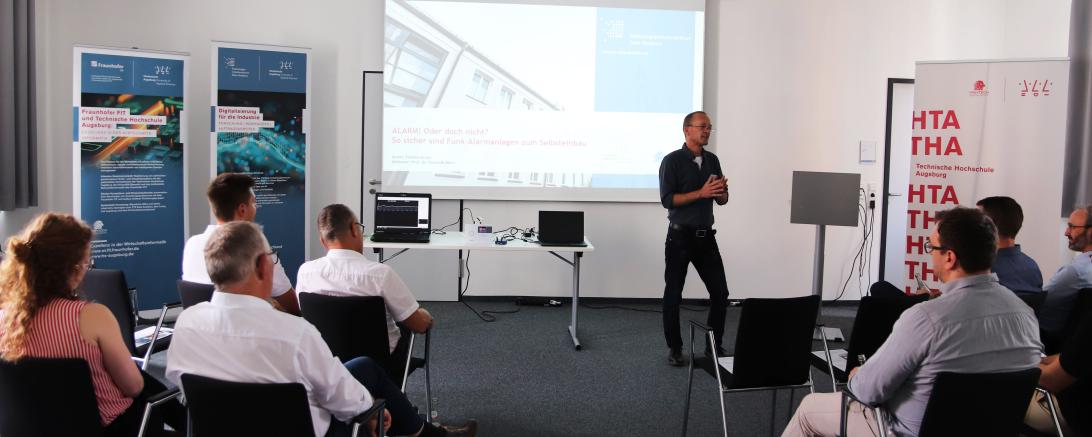 Nach den Impulsvorträgen tauschten sich die Teilnehmenden angeregt in den Räumlichkeiten des TTZ Data Analytics in Donauwörth über Security und Safety aus.