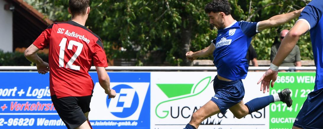 Tim Härtel erzielt mit diesem Schuss bei seinem Kurzeinsatz den Führungstreffer.