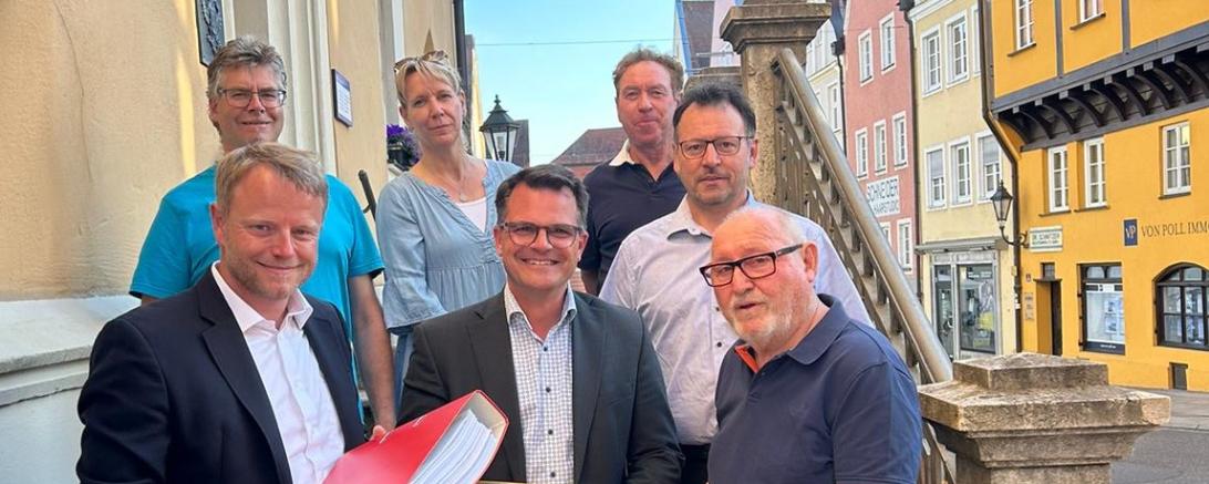 Auf dem Photo vordere Reihe v.l.n.r.: Stadtrat Stefan Loh, OB Jürgen Sorré, Vorsitzender Josef Gatterer hintere Reihe v.ln.r. Vertreter der Nordheimer Vereine: Thomas Rammer, Sieglinde Rammer-Schmidtkunz, Charly Rembold, Reinhold Belli