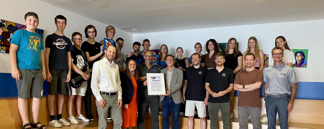 Erste Reihe v. l. n. r.: Bürgermeister Thomas Heydecker, Heike Burkhardt (Geschäftsführerin Geopark Ries e. V.), OStD Christian Heinz, Landrat Stefan Rößle (Vorsitzender Geopark Ries e. V.), StR Martin Heilbronner, StR Maximilian Büchler, StR Kai Meyer, StD Günther Simon