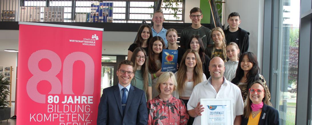 Erste Reihe v. l. n. r.: Oberbürgermeister David Wittner, Manuela Stahl (Leiterin Wirtschaftsschule), Tobias Kreuzer (Projektbeauftragter), Heike Burkhardt (Geschäftsführerin Geopark Ries e. V.) sowie Schülerinnen und Schüler der 9. Klassen