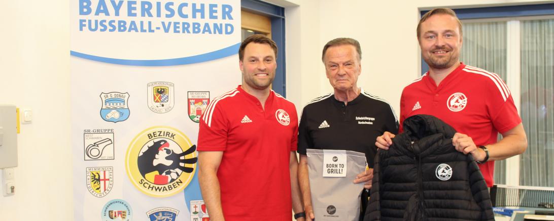 Auf dem Bild v.l.n.r.: Bezirksschiedsrichterausschussmitglied (Beobachtungswesen) Jan-Erik Wild, Hans Breuer und Bezirksschiedsrichterobmann Thomas Färber