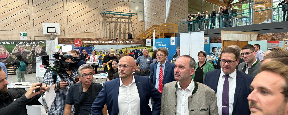 Hubert Aiwange besucht die Donauries-Ausstellung in Donauwörth. 