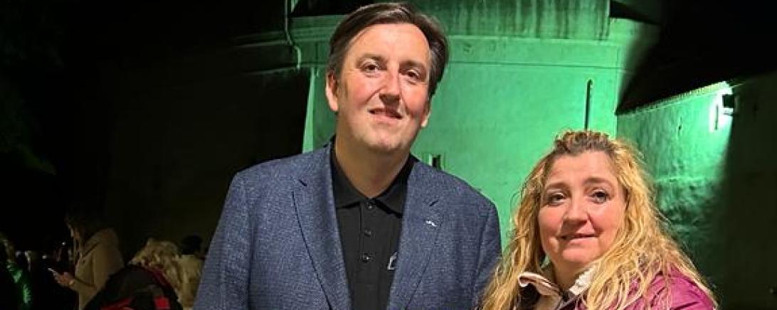 Als 16.000 Besucherin konnte der erste Vorstand Axel Schönmüller Frau Elvira Degginger auf der Freilichtbühne begrüßen.