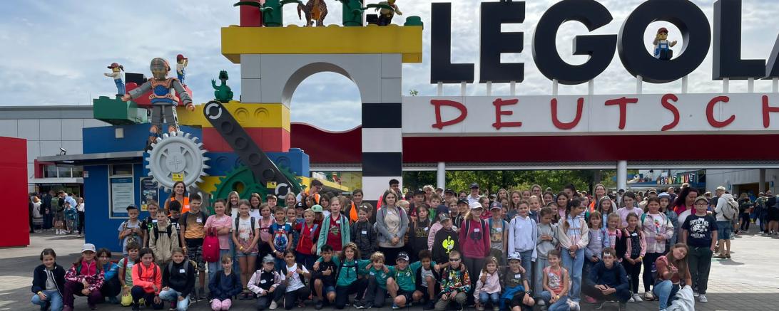 Die Eröffnungsfahrt des Nördlinger Sommerferienprogrammes führe viele Kinder und Jugendliche ins Legoland nach Günzburg. 