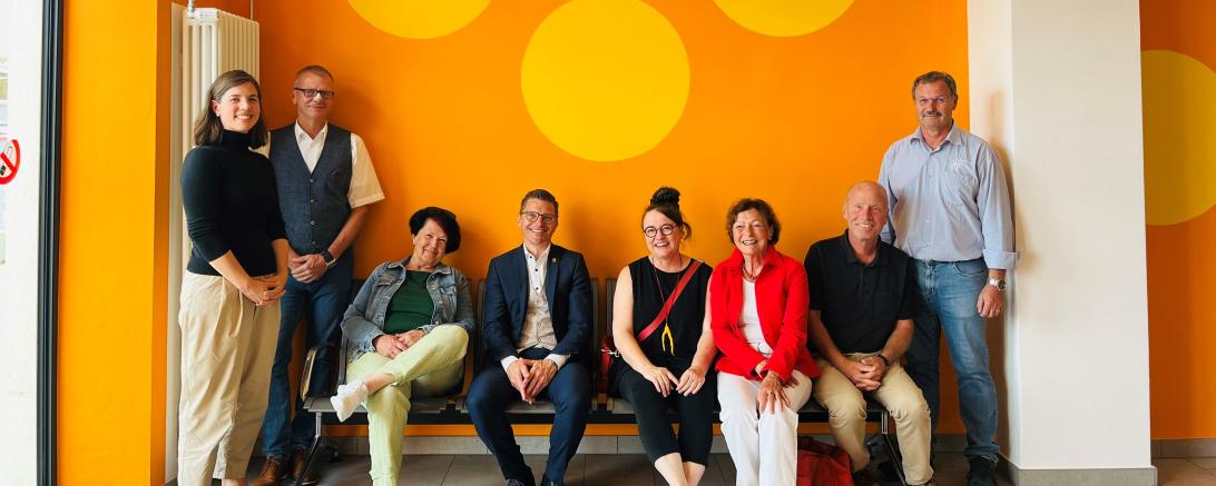 Gemeinsam mit weiteren Vertretern der Wettbewerbsjury machte sich Oberbürgermeister David Wittner persönlich ein Bild von der gelungenen Umsetzung.