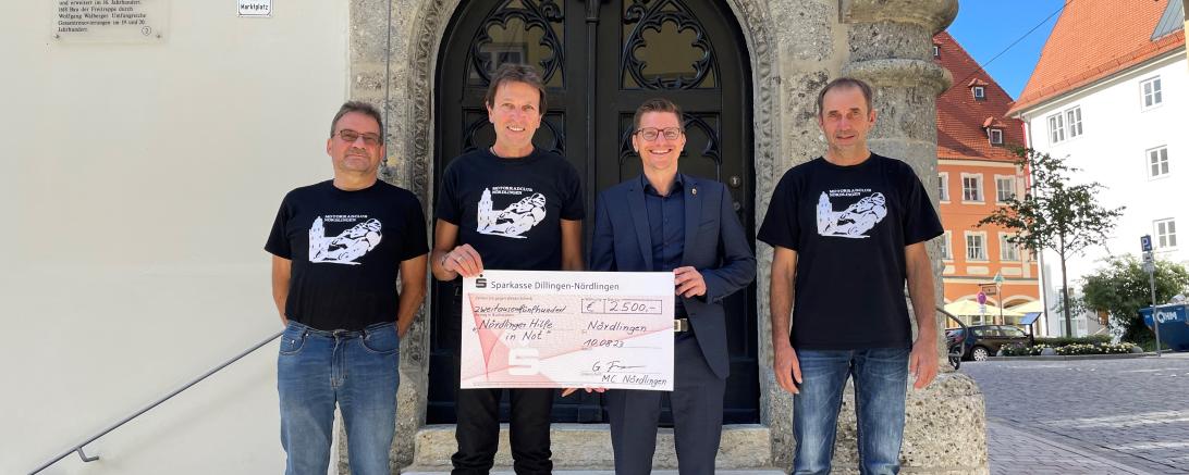 : Der Motorradclub Nördlingen spendet 2.500 Euro für die Stiftung „Nördlinger Hilfe in Not“. Auf dem Bild von links: Für den Motorradclub Nördlingen die Vereinsverantwortlichen Hermann Niklas, Georg Franz und Georg Schröppel (rechts) sowie Oberbürgermeister David Wittner.