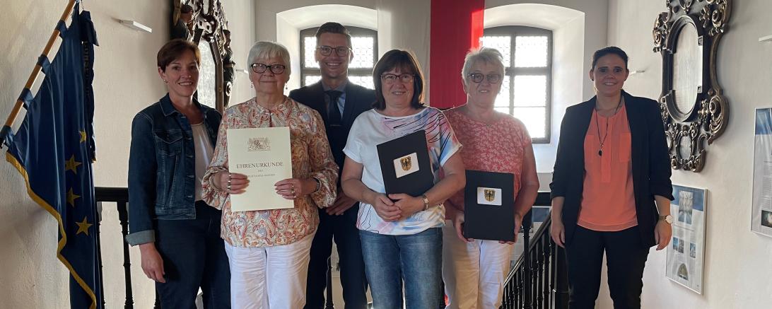 V.l.: Simone Leidel (Sachgebiet Liegenschaften, Schulen, Sport), Anietta Thum, Oberbürgermeister David Wittner, Gerda Hopf, Hannelore Kern und Hauptamtsleiterin Michaela Kleebauer.