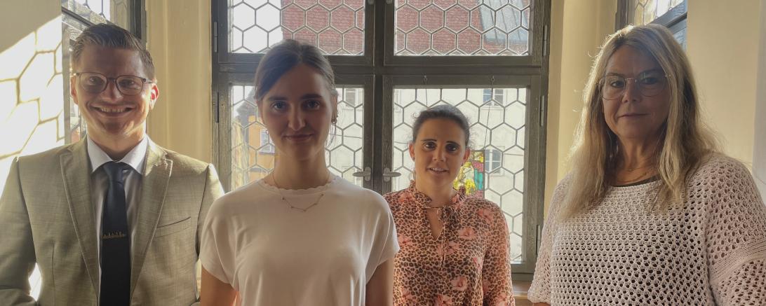 Oberbürgermeister David Wittner und Hauptamtsleiterin Michaela Kleebauer gratulierten Letizia Schick (links) und Doris Beck (rechts) zur jeweils erfolgreich bestandenen Prüfung.