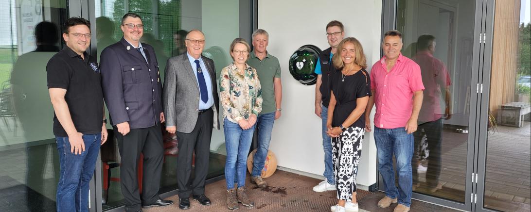 Über den neuen Defibrillator freuen sich (v.l.n.r.) Lothar Behringer (Gemeinderat), Christian Hornung (Feuerwehrkommandant), Manfred Schreiber (1. Vorsitzender Krieger- und Kameradenverein Blossenau, Burgmannshofen-Übersfeld), Susanne und Manfred Rottmeir (Steinbuck-Freunde), Johann Steidle (Kassier BCB), Tatjana Weber (Gemeinderätin), Robert Reile (1. Vorstand BCB)