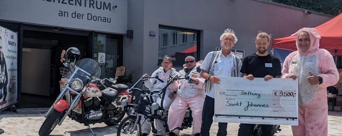 Zwei Mitglieder der Street Bunny Crew e.V., Herr Alois Wiedmann (Vorsitzender des Förderverein Sankt Johannes e.V.), Herr Florian Huber, (Leitung Wohnen im Donau Forum), Herr Bernhard Richter, Vorsitzender der Street Bunny Crew e.V. 