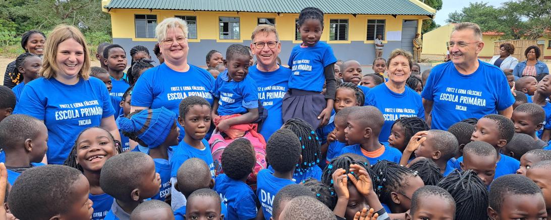 Familie Rößle (Tochter Bianca Uhl, Christiane Rößle Landrat Stefan Rößle) sowie Erna und Fritz Fälschle vor dem neuen Schulgebäude 