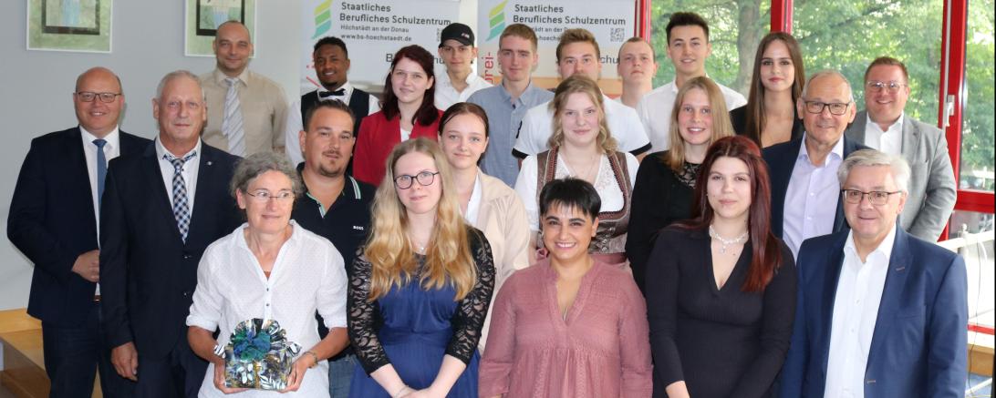 Die „frischgebackenen“ Bäckergesell*innen sowie die Fachverkäuferinnen im Lebensmittelhandwerk, Schwerpunkt Bäckerei freuen sich zusammen mit Kreishandwerksmeister Werner Luther (rechts) und Ehrengästen über ihren erfolgreichen Berufsabschluss.