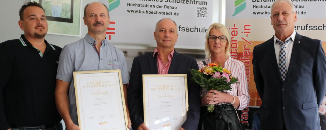 Für über 30 Jahre Selbständigkeit im Bäckerhandwerk wurden Ewald Seeßle aus Bächingen (links mit Urkunde) und Thomas Römer aus Syrgenstein-Staufen (rechts mit Urkunde) mit dem Goldenen Meisterbrief ausgezeichnet.