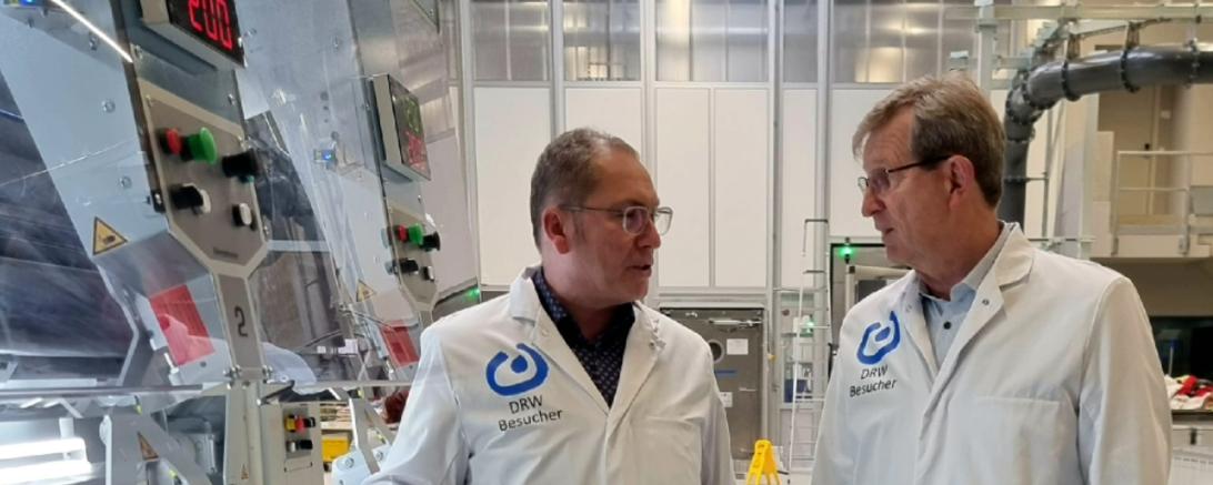 Unser Bild zeigt Bezirksrat Peter Schiele mit Lebenshilfe-Geschäftsführer Günter Schwendner in der neuen Wäscherei.