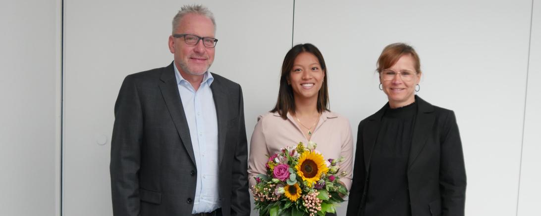 Das Bild zeigt: Lebenshilfe-Vorstand Manfred Steger, Alexa Hoang und Ausbilderin Anja Offinger 