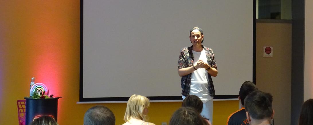 Das Bild zeigt Timo Schweitzer und die interessierten Schüler*innen.