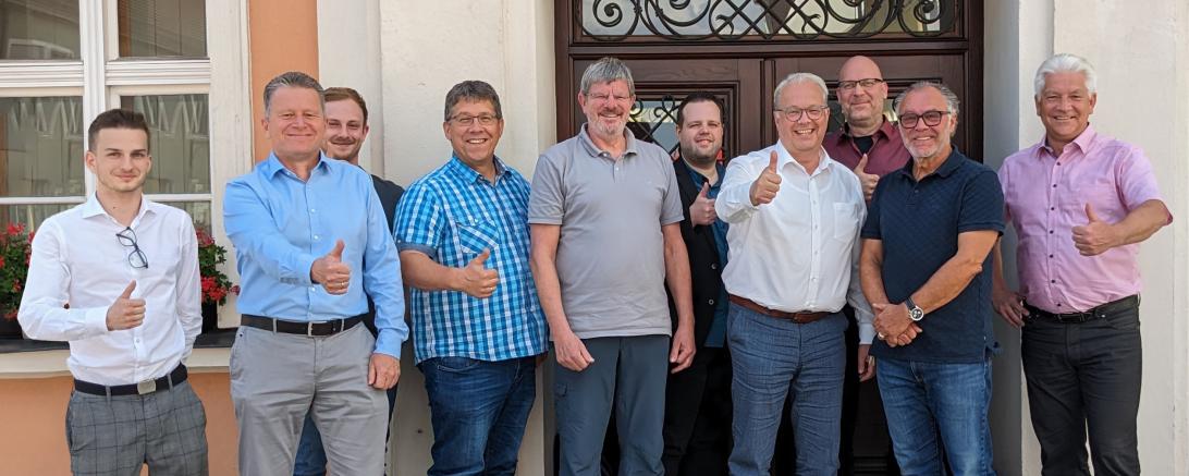Die Verantwortlichen der Stadt Rain um Bürgermeister Karl Rehm und weitere Mitglieder des Informationssicherheitsteams freuen sich über das Erreichen des CISIS 12 Zertifikats.