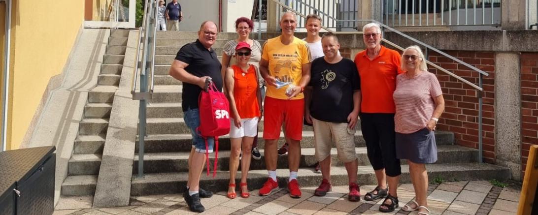 Mit im Gepäck: ein SPD-Rucksack, der an jeder Station mit lokalen Leckereien befüllt wird.