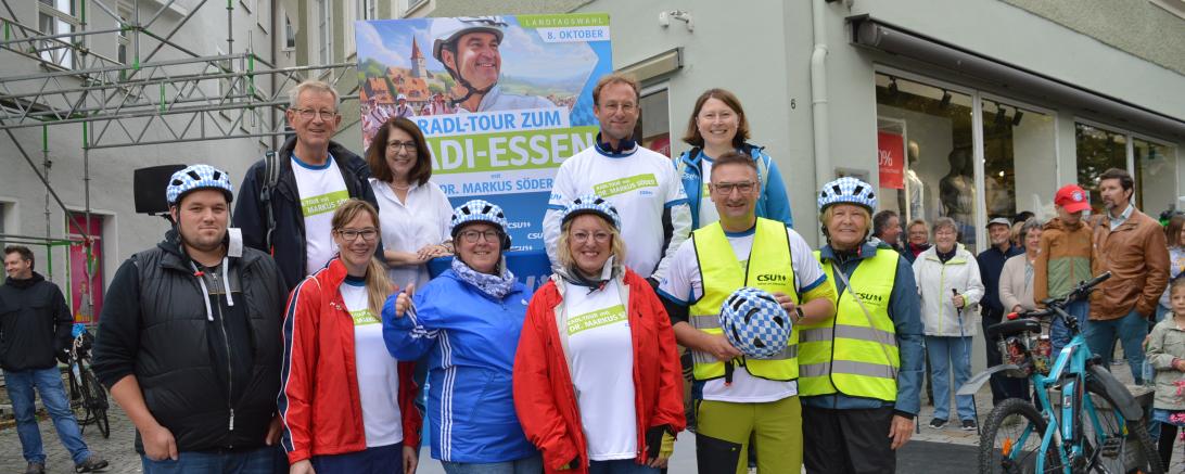 Auf dem Bild zu sehen (von links) sind die Gewinner der Fahrradhelme gemeinsam mit hiesigen Politiker*innen: (hinten) Peter Schiele, Tanja Schorer-Dreml (stellv. Generalsekretärin), Wolfgang Fackler, Claudia Marb. Vorne: Tobias Scherer, Maximiliane Böckh, Heide Weidner, Lilo Reeb, Ruth Meißler. 