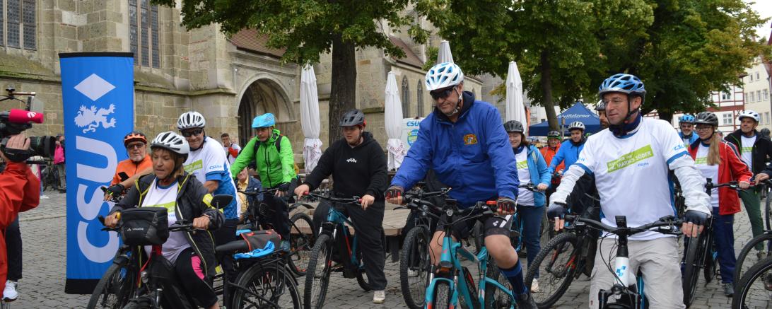 Am Mittwochnachmittag startete die Tour "Mit dem Radl zum Radi" in Nördlingen. Gemeinsam wurde nach Harburg geradelt. 