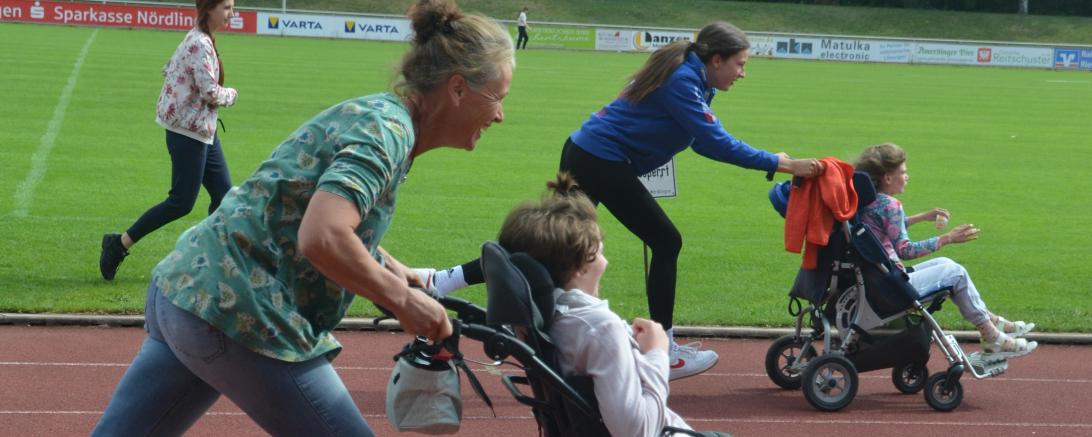 Beim 50m-Rollstuhlfahren wurden die Sportler*innen samt ihrer Betreuer*innen laut angefeuert und hatten viel Spaß. 