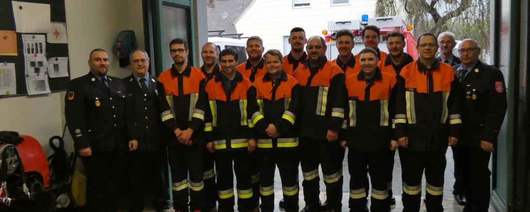 Die Teilnehmer an der Leistungsprüfung sowie die Führungskräfte der Feuerwehr.