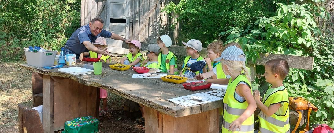 Die Kinder des St. Ulrich Kindergartens hatten gemeinsam mit Bundestagsabgeordnetem Ulrich Lange großen Spaß an ihrem Forscherfest.