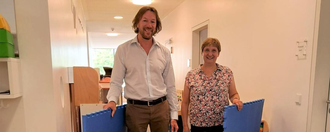 Markus Büchele und Antje Wiedenmann von der Evangelischen Montessori Kinderkrippe bei der Spendenübergabe.