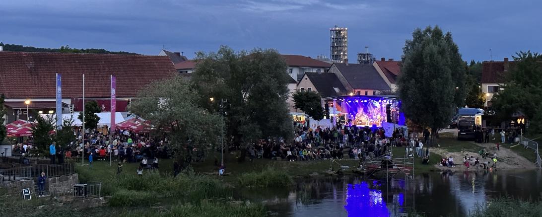 Partystimmung am Wörnitzstrand beim Harburger Brückenfest. 