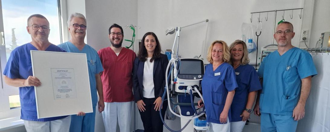 Chefarzt Dr. Helmut Kern (links) freut sich über das Weaning-Zertifikat. Mit (von links): Siegbert Taglieber (Stationsleitung), Antonio Rinella Aglieri (Physiotherapeut), Kathrin Woratsch (Vorstand), Sabine Reichel (Atmungstherapeutin), Diana Strauss (Atmungstherapeutin) und Frank Miesbauer (Pflegefachkraft).