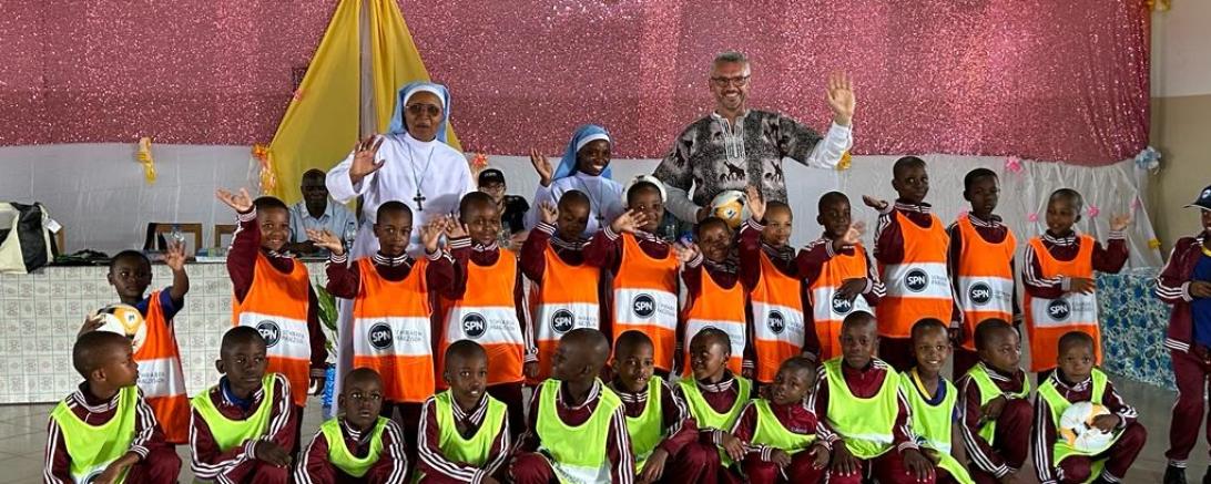 Die Kinder freuen sich über neue Fußbälle und SPN-Leibchen.