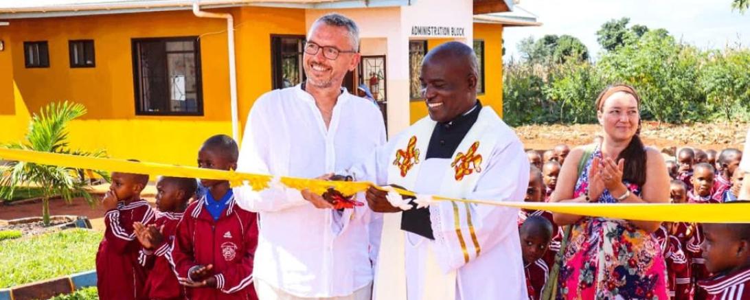 Rainer Hertle (Techn. Geschäftsführer SPN) Mit Pater Sylvester (Vertreter des Bischoff) bei der offiziellen Einweihungszeremonie 