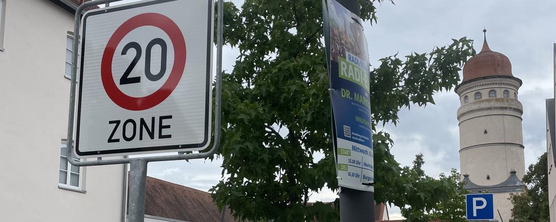 Im Rahmen des „Verkehrskonzepts Altstadt“ hat der Nördlinger Stadtrat beschlossen, die Altstadt als verkehrsberuhigten Geschäftsbereich einzustufen. Damit gilt nun Tempo 20 innerhalb der Stadtmauern. 