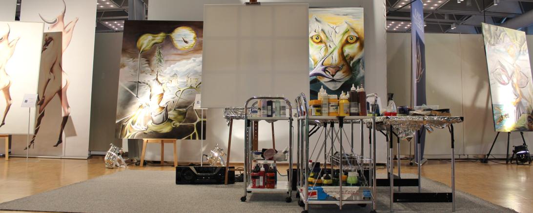 Auf einem großen Stand präsentiert die Multi-Künstlerin Barbara Clear ihre Malkunst und ihre von ihr designten Produkte auf der diesjährigen Donauries-Ausstellung. 