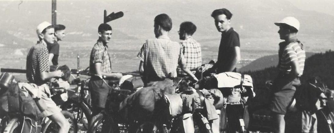 Mit Dr. Wittmer, dem Latein- und Griechisch-Lehrer, und Klassenkameraden im Jahr 1952 auf großer Radtour in Italien. Auf dem Bild ganz links: Paul Kling.