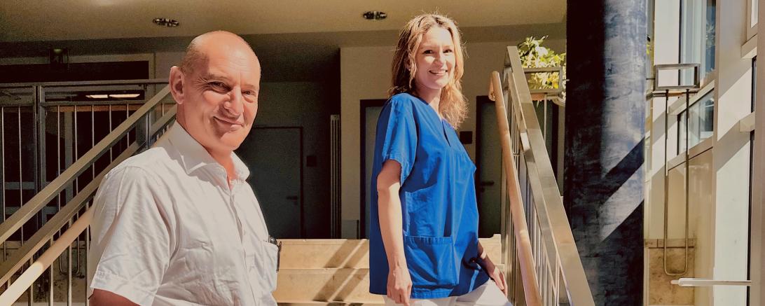 OP-Fachpflegerin Sarah Knebel startet ein Studium zum „Physician Assistant“. Dr. Frank Erckmann, Vorsitzender der Dr. Wolfbauer-Stiftung und Klinikdirektor Chirurgie der Donau-Ries Klinikm Donauwörth, unterstützt die Jung-Studentin als Mentor.