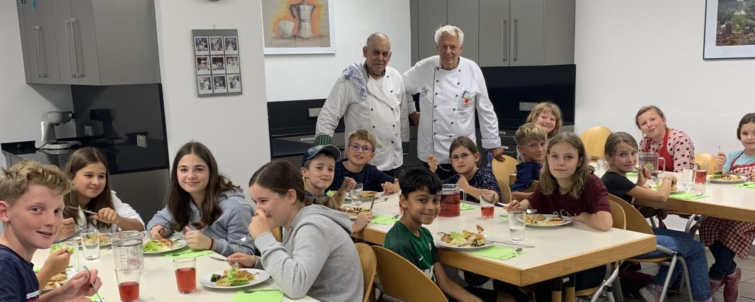 Küchenmeister Uli Großmann bot den jungen Nachwuchsköchinnen und -köchen erste Einblicke in kulinarische Welten.
