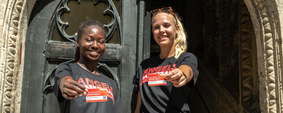 Die Angels-Spielerinnen Mariam Hasle-Lagemann (links) und Neuzugang Lisa Bertholdt haben sich ihre Dauerkarte und ihre Wunschplätze bereits gesichert. Diese Möglichkeit bietet das Eigner – Angels - Team interessierten Dauerkartenkäufern am Samstag ab 11.00 Uhr in der Pizzeria La Fontana in Nördlingen. 