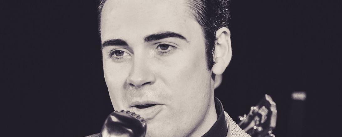 Mark Summers als Elvis 