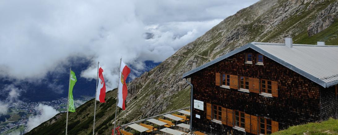 Dank ihrer exponierten Lage hat man von der Nördlinger Hütte aus einen hervorragenden Blick. Hier weht außerdem auch das Nördlinger Stadtwappen.