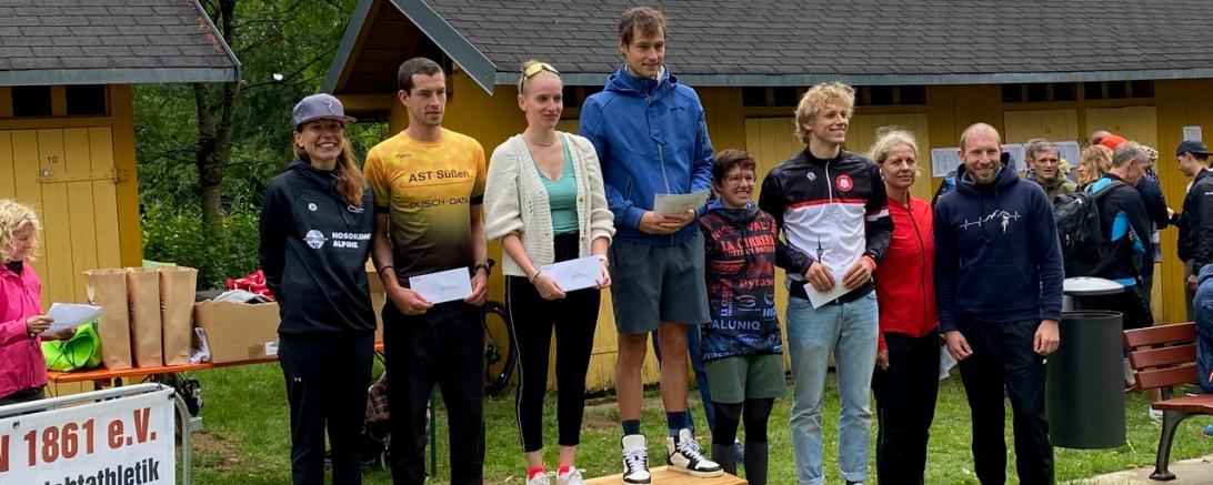 Die Einlaufschnellsten Frauen und Männer, sowie Simone Lechner und BGM Thomas Heydecker, die die Siegerehrung vornahmen.