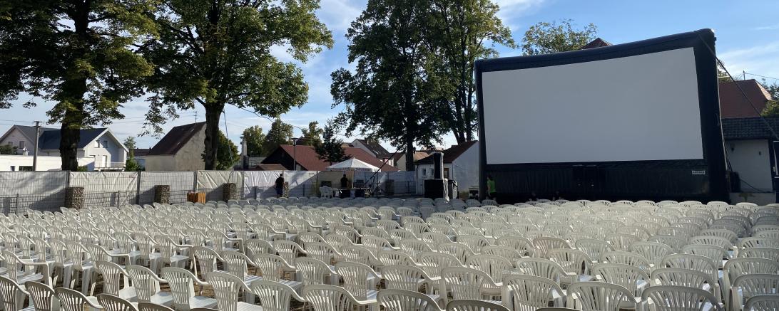 Bereits seit Anfang der Woche laufen die Aufbauarbeiten für das Wemdinger Open-Air Kino.